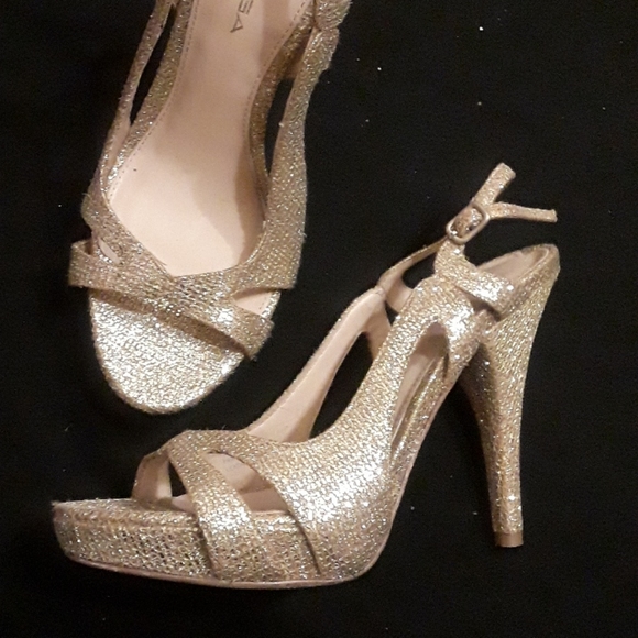 Sparkling champagne gold fabric and leather heels - Picture 5 of 9